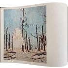 Eine Illustration zeigt eine gespenstische Figur in einem schneebedeckten, kahlen Wald.