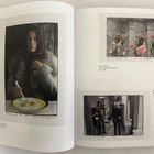 Seite mit Fotografien: Frau mit Pelzjacke, Triptychon mit Blumen, Selbstporträt mit Andy Warhol.