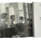 "Ise Gropius Tagebuch 1924–1928. Eine Bauhaus-Chronik. Links ein Spiegelbild, zeigt eine Frau in einem Raum."