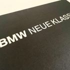 Text: "BMW NEUE KLASSE" – weiße Schrift auf schwarzem Hintergrund.