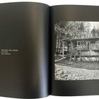Links: "THE CECIL HALL HOUSE, Cecil Hall, Year unknown". Rechts: Schwarz-Weiß-Foto eines Hauses umgeben von Bäumen.
