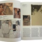„Ferien im Jenseits“ ist der Titel. Die Illustrationen zeigen dramatische Szenen mit Personen in intensiven Posen.