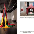 Mounira Al Solh – Bunte Stoffinstallation in Galerie. Nasan Tur – Rotes Zelt in moderner Ausstellungsansicht.