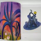 Links Gemälde mit großen blauen Blättern vor einer orangen Sonne, rechts blaue Skulptur mit gelbem Element, Text: "Midnight 2026".