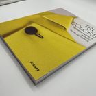 "TRUE COLORS: VIENNESE FASHION ACROSS FOUR CENTURIES" steht auf einem Buch mit gelbem Stoffmotiv.