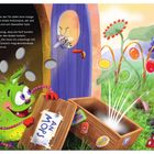 "Monster Mops hat Post bekommen: Vor der Tür steht eine riesige Kiste aus Holz." Ein fröhliches grünes Monster öffnet sie.