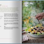 Rezept für Nizzasalat mit Zutaten- und Zubereitungsliste. Rechts wird Vinaigrette über Salat in einer Schüssel gegossen.