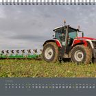 „Massey Ferguson“, „02 Februar“, Kalender mit Traktor auf Feld, bedeckter Himmel, grüner Bewuchs, Logo „profi“ unten rechts.