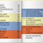 Speisekapitelnummer mit Gerichtsnamen und Seitenzahlen in schwarz auf farbigen Hintergründen: gelb, blau, orange.