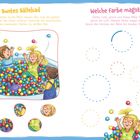 Buntes Bällebad: Ben und Lilli spielen in einem Meer aus bunten Bällen. Frage: Welche Farbe magst du?