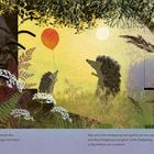 Heute war ein ganz besonderer Tag. Es war der Geburtstag des Kleinen Igels. Zwei Igel mit Ballon in bunter Natur.