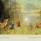 "Die Tiere saßen jeden Abend zusammen, und sahen sich gemeinsam den Sonnenuntergang an." Tiere sitzen auf Stühlen im Freien.