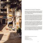 Einleitung: "Hongkong ist eine Stadt der Gegensätze." Links ein schattiger, enger Hinterhof mit Gebäuden und bunten Markisen.