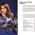 "Nötiges und unnötiges Equipment", Frau neben Küchengeräten, blaues Hemd, lächelnd, verschiedene Backutensilien.