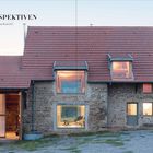 1. Preis: NEUE PERSPEKTIVEN - La Grange in Burgund (Frankreich). Steinhaus mit roten Ziegeldächern und großen Fenstern.