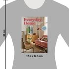 "Everyday Home. Bewusst wohnen im Rhythmus des Alltags." Auf grauem Hintergrund: T-Shirt mit Wohninterieur-Bild.