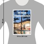 "55 NEUE TRAUMHÄUSER". Zeigt ein modernes Haus mit Pool und Bäumen auf einem grauen Shirt. Maße: 19 b x 26 h cm.