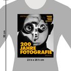"200 JAHRE FOTOGRAFIE" in gelber Schrift auf einem Foto von einem Gesicht mit Kamera, Größe und Maße daneben.