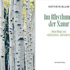 "Im Rhythmus der Natur" von Kathrin Blum. Bild: Birkenwald links, rechter Bereich mit Titeltext auf weißem Hintergrund.