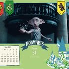 Text: "May 2027, Mon 31, Spring Bank Holiday, HOGWARTS". Ein Elf steht in einem großen Raum. Wappen und Schlossillustration.