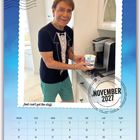 Text: "November 2027", "Just can't get the staff", "His Lordship". Mann in T-Shirt und Shorts mit Tasse vor Kaffeemaschine.