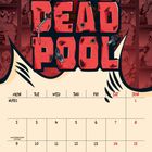 Text: "Deadpool", "August", Kalendertage. Illustration von Deadpool mit Schwertern auf dem Rücken, Comicstil.