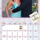 "LUNCH AT LUKE'S" steht auf einem Notizzettel. Kalender für Januar mit einem Bild von zwei Menschen und dekorativen Elementen.