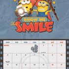 "SHOW ME That SMILE", Kalenderblatt Januar, zeigt drei gelbe Figuren mit Kamera und Scheinwerfer vor rotem Stern.