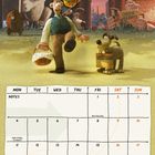 Kalenderseite für Januar mit Wochentagen, Notizen, Feiertagen und Illustration von Figuren beim Gehen und Arbeiten.