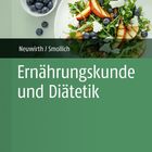 „Ernährungskunde und Diätetik,“ Autoren Neuwirth/Smollich. Ein Teller mit Salat, Blaubeeren, Äpfeln und Käse oben.