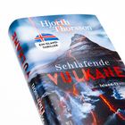 Buchcover: "Hjorth & Thorsson", Sticker mit isländischer Flagge, "Ein Island-Thriller", "Schlafende Vulkane". Bild eines Vulkans.