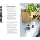 "Hängende Pflanzenkästen" mit Anleitung zur Herstellung und Materialliste. Rechts hängt ein Holzpflanzkasten mit Salat und Erdbeeren.