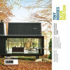 "TINY HOUSES KLEIN UND FEIN" steht rechts. Moderne, gläserne Hütte im Wald. Innen Küche und Esstisch, herbstliche Stimmung.