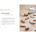 Rezept für Mürbe Kipferl mit Gewürzen. Zutaten und Zubereitung beschrieben. Bild zeigt Kipferl mit Puderzucker.