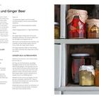 "Ginger Bug und Ginger Beer" sowie Anleitungen zur Herstellung und Aufbewahrung. Rechts Regale mit Einmachgläsern.