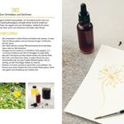 „Tinte zum Schreiben und Zeichnen. Material: frischer Löwenzahn, Gummi arabicum, Nelkenöl.” Links Text, rechts Fläschchen.