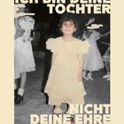 Text: "Ich bin deine Tochter, nicht deine Ehre." Ein Mädchen in einem weißen Kleid lächelt, umgeben von tanzenden Kindern.