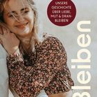 "Unsere Geschichte über Liebe, Mut & Dranbleiben" steht in einem runden Kreis. Eine Frau lächelt in geblümtem Kleid.