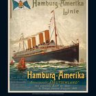 Plakat der "Hamburg-Amerika Linie", zeigt den Schnelldampfer "Deutschland" mit Segelboot im Meer, historische Illustration.