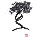 Kalenderzahlen und Tage unten. Schwarze Baumillustration, stilisiert mit geschwungenem Stamm und dichtem Blattwerk. Rotes Siegel unten.