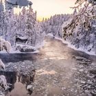 1 Januar 2027, Kalenderblatt mit winterlicher Landschaft: Schneebedeckte Bäume, ein zugefrorener Fluss, Morgen- oder Abenddämmerung.
