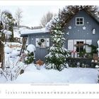 Kalenderblatt für Januar mit winterlicher Landschaft; ein schneebedecktes Häuschen umgeben von Bäumen und Dekorationen.