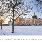 Kalender mit Monat Januar 2023, zeigt schneebedeckten Park und prächtiges Gebäude, Bäume im Vordergrund.