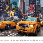 Ein Kalender für Januar 2020 mit gelben Taxis auf einer belebten Straße bei Regen. Gebäudewolkenkratzer und Werbetafeln im Hintergrund.