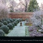 Der Kalender zeigt Januar mit Eiskristallen bedeckte Sträucher und eine antike Vase in einem frostigen Garten.