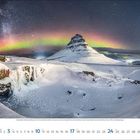 Eislandschaft mit Berg, Nordlichtern am Himmel. Unten Kalenderleiste mit Datumszahlen von 1 bis 31 und Markierung für Januar 2022.