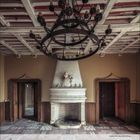 Kalender im Januar 2024. Verlassenes Zimmer mit Kamin, großem Kronleuchter und zwei Türen. Deco an der Decke.