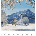 Kalenderseite für Januar 2022, unter einem verschneiten Baum ist eine Kirche mit Bergen im Hintergrund zu sehen.