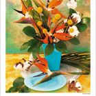 "Januar 2027", Foto von Erika Craddock. Ein Strauß orangefarbener Blumen und Baumwolle, in einer blauen Vase arrangiert.