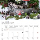 Kalender für Januar 2027. Deko: Tannenzweige, Zapfen, weiße Blume, roter Fliegenpilz. Sattes Grün, winterliche Stimmung.